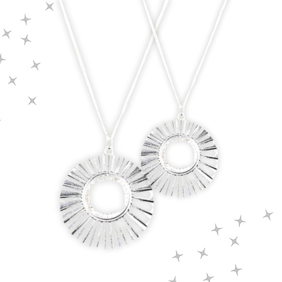 Necklace Silver 𝓒𝓱𝓲𝓬𝓵𝔂 𝓒𝓮𝓷𝓽𝓮𝓻𝓮𝓭 𝓦𝓱𝓲𝓽𝓮 𝓝𝓮𝓬𝓴𝓵𝓪𝓬𝓮• - Picture 2 of 6